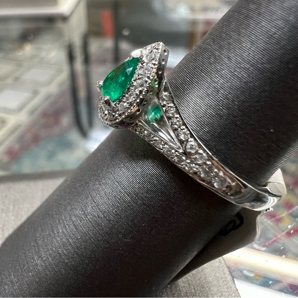 14k White Gold Diamond & Emerald Ring - Picture 6 of 7